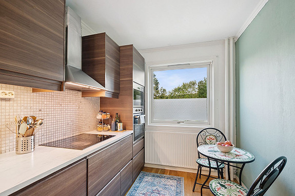 Integrerte hvitevarer og moderne fronter i delikate farger.