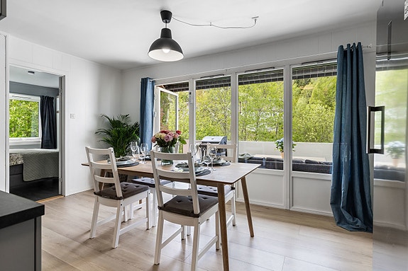 Privatmegleren ved Kristian Haltvik har gleden av å presentere denne pene 4-roms toppleiligheten med garasje, fin utsikt og skjermet balkong beliggende i Mjøndalen.