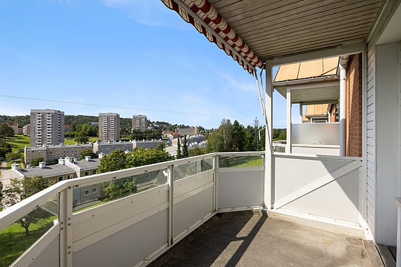 Velkommen til 3-roms i toppetasje med fin utsikt og supre solforhold!