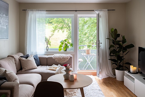 Velkommen til Klæbuveien 40B - En tilbaketrukket og innbydende 2-roms leilighet med fantastisk beliggenhet i frodige Høyskoleparken.