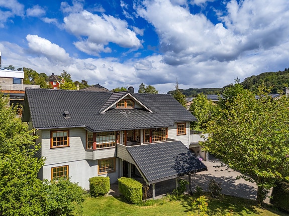 Velkommen til Elgvegen 20, presentert av Mona Larsen ved Privatmegleren Syd.