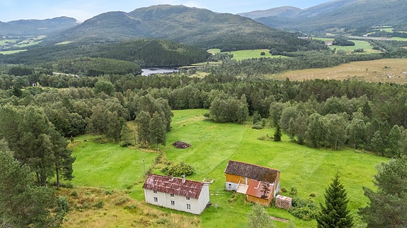 Eiendomsmegler 1 v/ Sindre Belsås har gleden av å presentere dette flotte tunet med mye potensiale!
