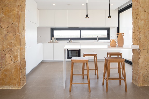 Kun 350 m fra stranden | Luksuriøs villa med attraktiv beliggenhet | 4 soverom og 4 bad | Nydelig uteområde | Off-plan