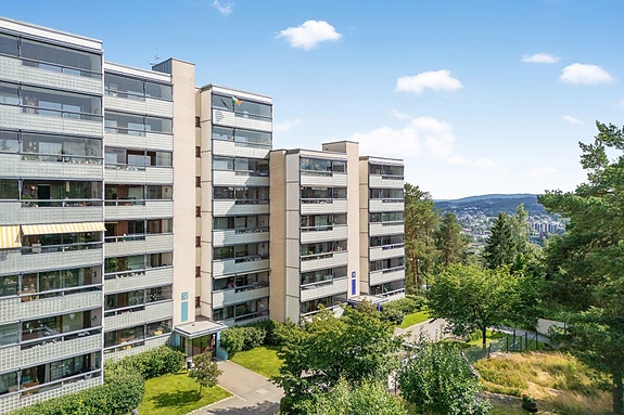 Boligen ligger luftig til, med nydelig utsikt.