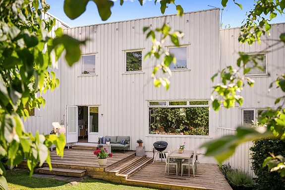 Innholdsrikt og tilbaketrukket rekkehus med solrike hager og vestvendt platting i svært rolig og idyllisk gate. Barnevennlig! Trygg og hyggelig skolevei. Sentralt til både Vinderen og Majorstuen.