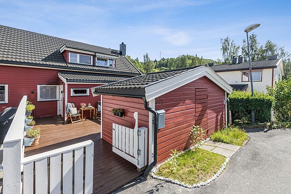 Velkommen til et familievennlig rekkehus, i fredelige og barnevennlige omgivelser - samtidig som du bor sentralt i hjertet av Lindeberg, med alt du trenger like i nærheten.