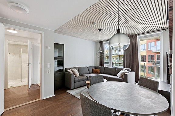 Velkommen til Ladeveien 38! En pen, møblert 3-roms med innvending bod og balkong