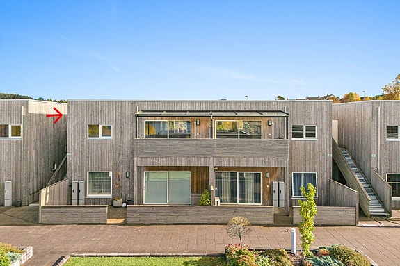 Leiligheten er fint plassert i 2 etg. med balkong. Fasaden har en flott og moderne form med romslig balkong.