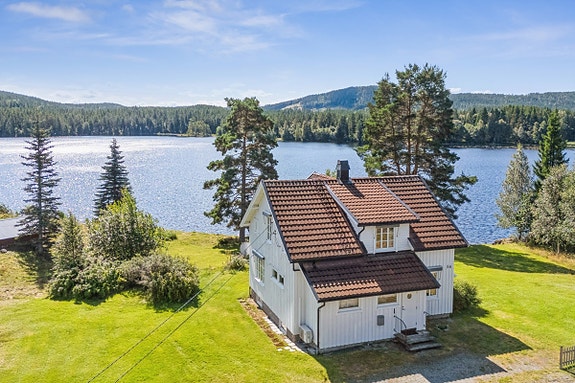 Velkommen til Billingvegen 56, et småbruk med flott beliggenhet med strandlinje til Nordre Billingen.