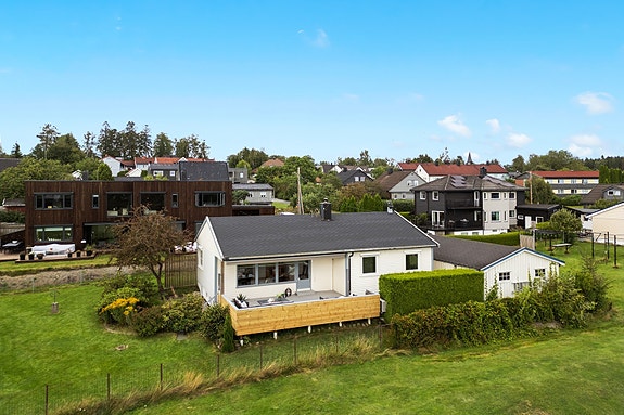 Velkommen til Idrettsveien 41C! Eiendommen har flotte utearealer med en romslig veranda og en pent opparbeidet hage.