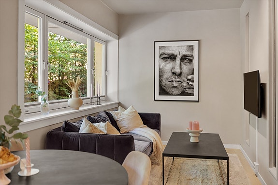 Velkommen til Ole Bulls gate 23D - en lys og innbydende 2-roms andelsleilighet beliggende i høy 1. etasje, midt mellom Torshovparken og Torshovdalen.