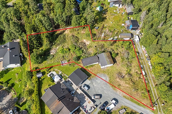 Velkommen til Ringeriksveien 490 - solrikt tomt i etablert boligområde på Sollihøgda/Skui.
Ca. tomtegrenser markert med rødt