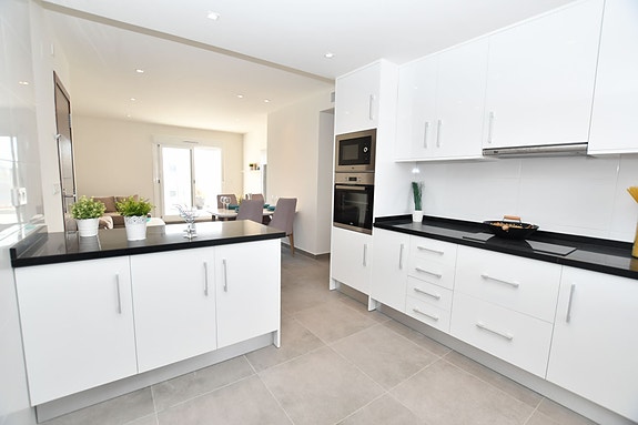 Nyhet! Toppleilighet med 3 soverom og stor takterrasse | Nydelige fellesområder | Parkering