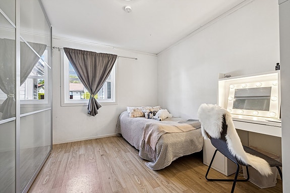 Soverom 1 med god plass til enkelttseng, pult og skyvedørsgarderobe.