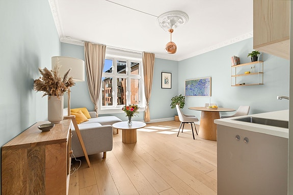 Velkommen til Arbos gate 1A, en pen og klassisk 2-roms leilighet med sentral og attraktiv beliggenhet midt på Majorstuen.