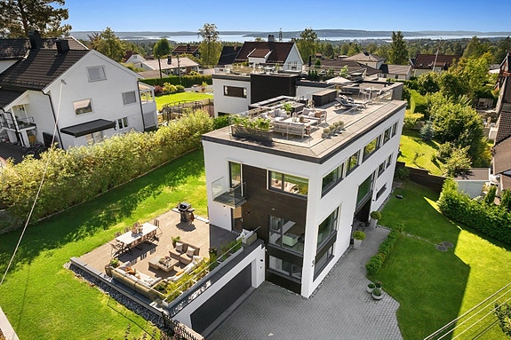 Velkommen til Eilins vei 3 - En elegant innholdsrik enebolig over tre etasjer og egen inngang til hybel