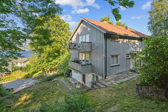 Flott tomt med potensial for videre oppgradering.