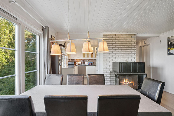 Åpen løsning mot stue som inviterer til samvær.
