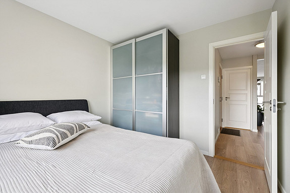 Soverom 2 - God plass til både dobbeltseng og garderobe.
