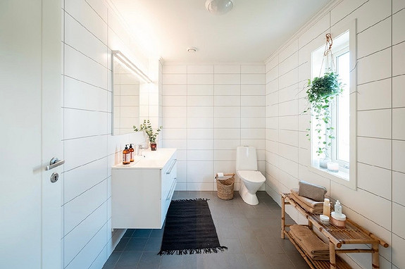 Badet i 2. etasje er lyst og moderne.