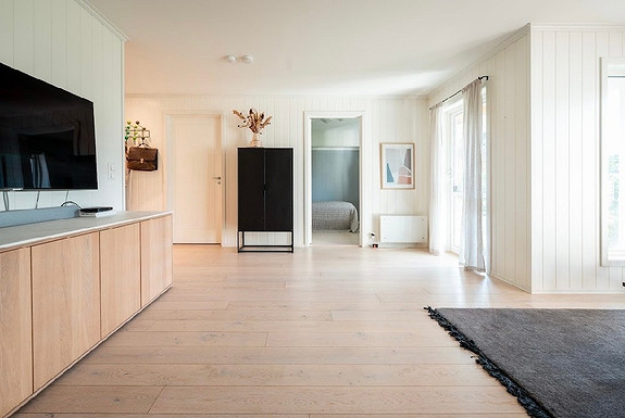 Inn fra stuen kommer vi inn til ett av de to soverommene i 1. etasje.