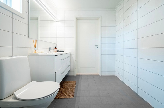 Badet i 1. etasje er romslig og moderne.