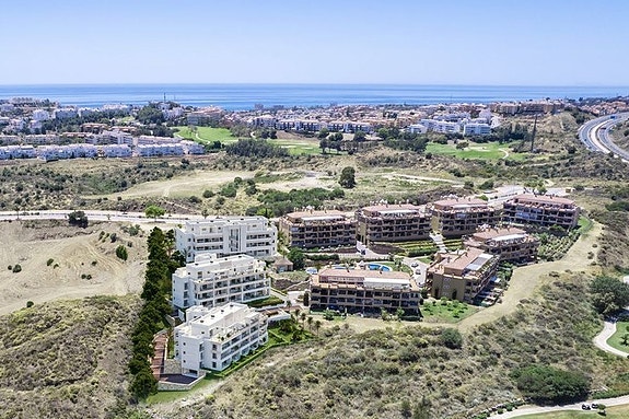 Få igjen! Nydelig leilighet med stor terrasse | Flotte fellesområder | GOLF!