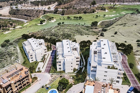 Få igjen! Nydelig leilighet med stor terrasse | Flotte fellesområder | GOLF!