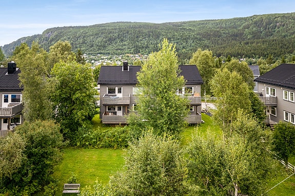 Fra stuen har du direkte utgang til en romslig terrasse med videre tilgang til felles hage
EIE eiendomsmegling har gleden av å presentere Revelheigata 14 - En Lys og innbydende 2-roms Foto: Kathinka Herbst v/ Vaajmoe AS