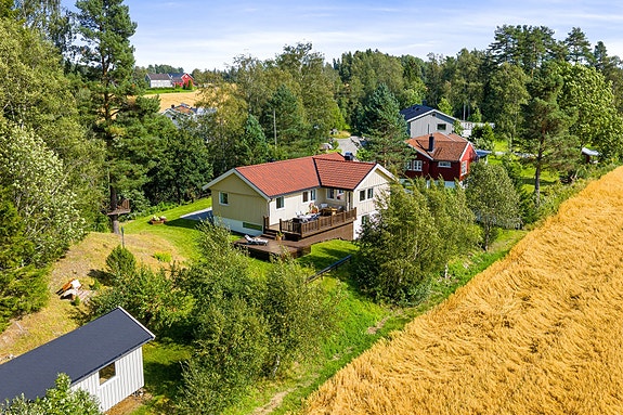 Velkommen til Eiksvegen 10! En frittliggende og velholdt enebolig over to plan, med rolig og landlig beliggenhet.