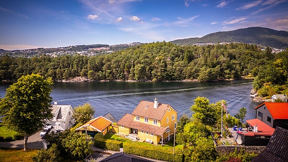 - Privatmegleren v/Benedicte Tronstad og Christer Vikebø har gleden av å presentere en fantastisk sjøeiendom i en barnevennlig gate på Hop -