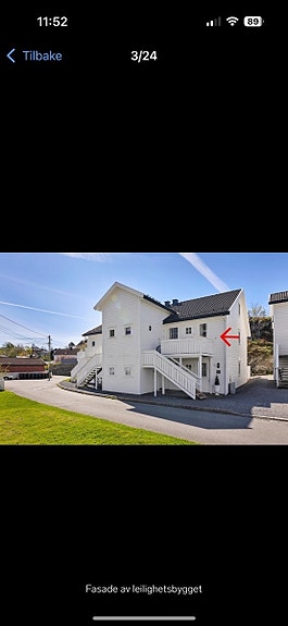 Fasaden, leiligheten ligger i 2.etasje med trappe inngang