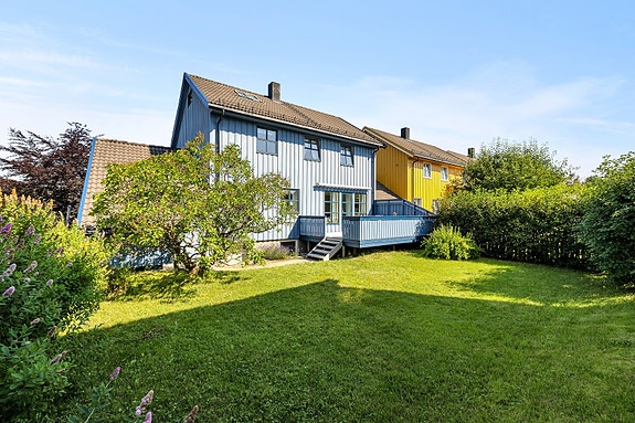 EiendomsMegler 1 v/Frank Robert Bae har gleden av å presentere en innholdsrik enebolig med barnevennlig beliggenhet.