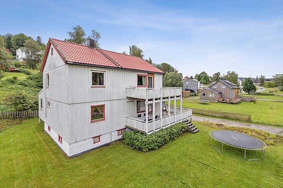 EiendomsMegler 1 ved Oliver Almli Reinås presenterer: Vikvarvvegen 36.