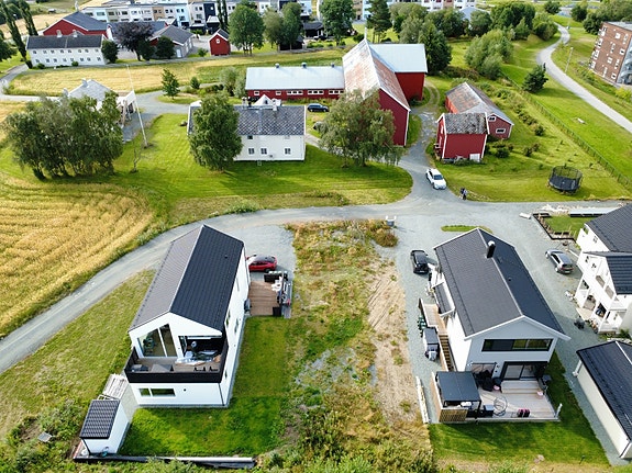 Tomten er flat og har en etterspurt beliggenhet på Tiller