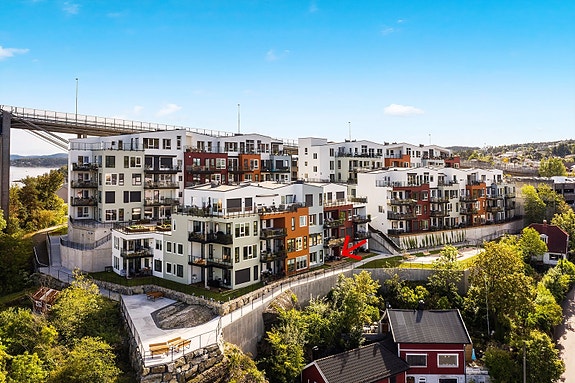 En moderne, lettstelt leilighet med sjøutsikt og solrik terrasse