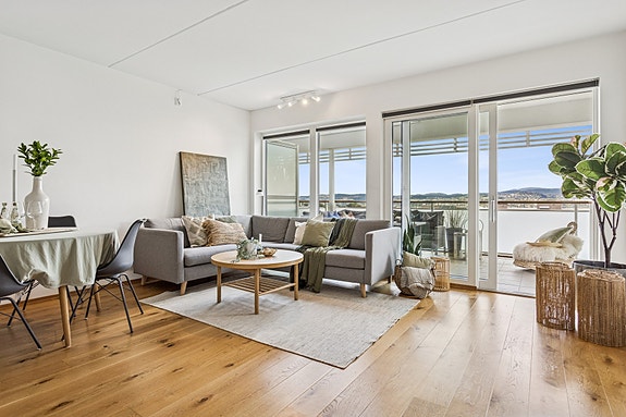 EiendomsMegler 1 v/ Stine Nielsen har gleden av å presentere en lys og moderne leilighet med flott utsikt i Heggdalsringen 59.