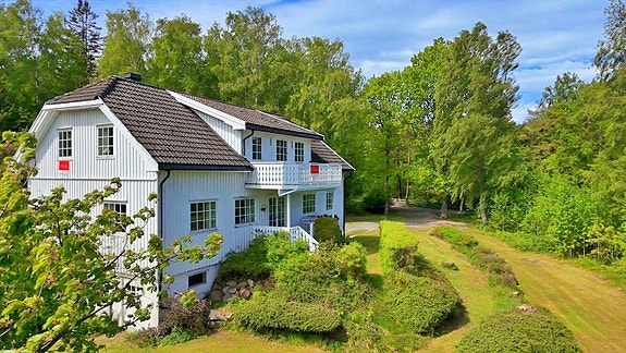 Velkommen til Tallakshavn 47, presentert av Aktiv Eiendomsmegling v/ Thomas Otterbech. Stor flott hage som innbyr til lek og aktiviteter. Flotte og herlige omgivelser