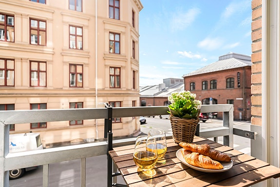 Velkommen til hyggelig visning av en flott 3-roms selveier i populære Steenstrups gate 19.