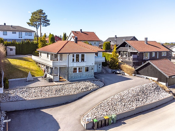 Meglerhuset Telemark v/ Eiendomsmeglerfullmektig Thomas Valderhaug har gleden av å vise frem Planetvegen 36!