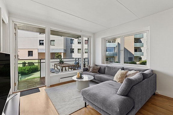 Christoffer Løvdal (481 56 022) har gleden å presentere Ekebergveien 5B!