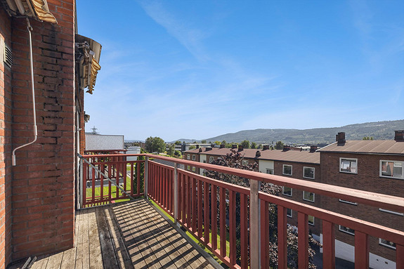 Terrasse med meget gode solforhold og utsikt!