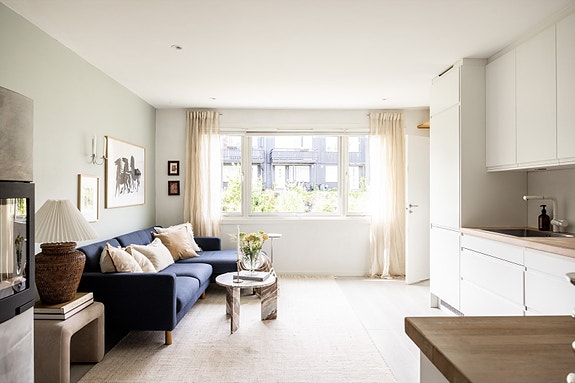 Velkommen til Brekkelia 3D - en delikat 2-roms leilighet i 2. etasje, attraktivt beliggende på Frysja/Korsvoll. Her bor du med flotte turområder som Sognsvann, Maridalen og Nordmarka i umiddelbar nærhet.