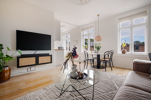 Stuen har en generøs takhøyde på 2,77 meter.