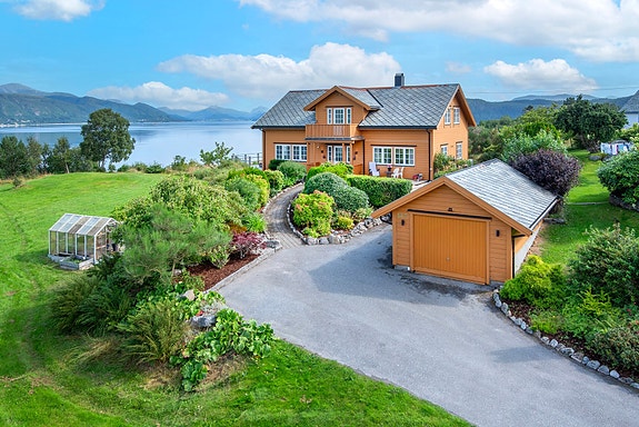Eiendomsmegler1 v/Ole-Marius Heggstad presenterer Kveldssolvegen 567 - En flott enebolig med landlig og idyllisk beliggenhet.