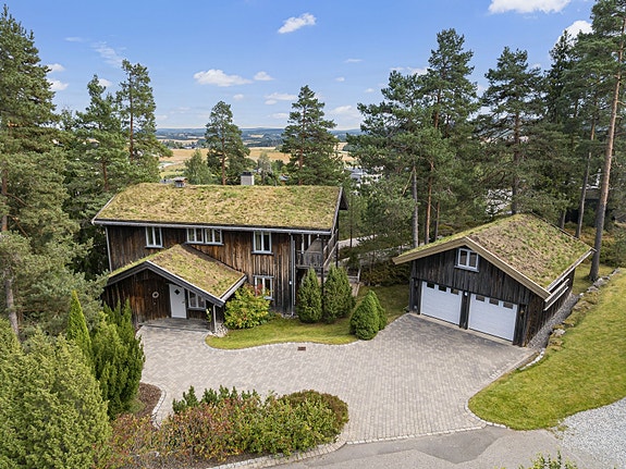 DNB Eiendom v/ Johanna Wenngren har den store gleden av å presentere Brådalssvingen 14 - et hus tegnet av arkitekten Erik Ask. I dette prosjektet er det benyttet tradisjonelle materialer, form og løsninger som gir sunne og energieffektive boliger!