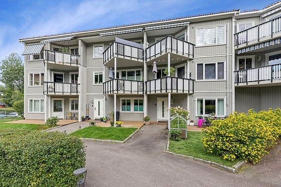 Velkommen til en lys og innbydende 1-roms med herlig beliggenhet i hjertet av Hagan i Nittedal - et område som kombinerer landlig ro med kort avstand til både Oslogrensen og hovedstaden.