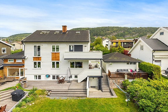 Velkommen til Nordlysveien 46! Halvpart av tomannsbolig, 1.etasje og kjelleretasje med en herlig solfylt hage