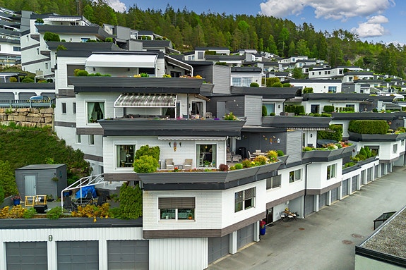 Velholdt terrasseleilighet i attraktive Bera, vestvendt beliggenhet - kanskje den beste beliggenheten på feltet!
