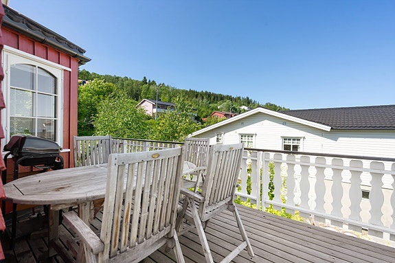 Veranda med trapp ned til hagen og god plass til grill og spisegruppe